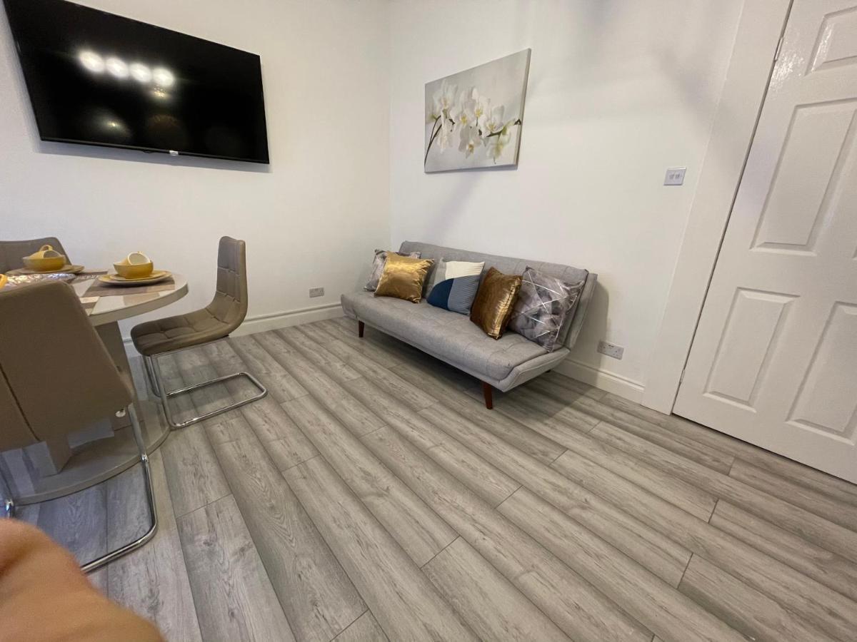 Appartement Hla Holytown à Mossend Extérieur photo